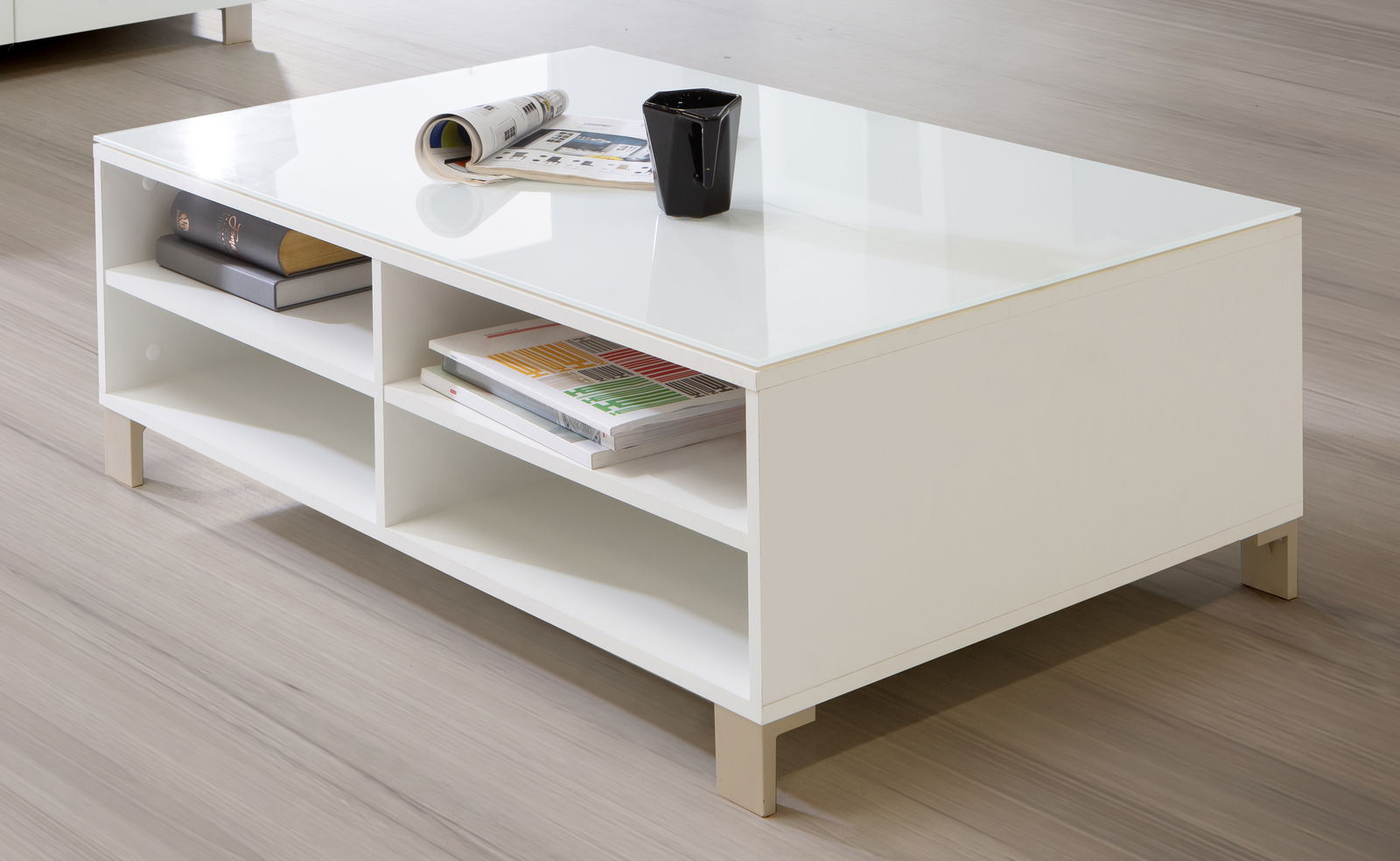 Moderner weißer Couchtisch mit glänzender Oberfläche und offenen Regalfächern, seitliche Perspektive