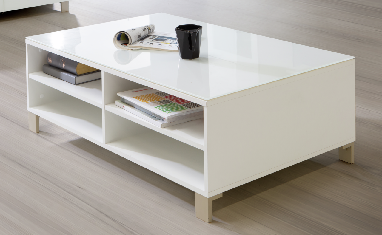 Moderner weißer Couchtisch mit glänzender Oberfläche und offenen Regalfächern, seitliche Perspektive