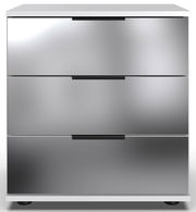 Moderne Nachtkommode mit drei Schubladen in glänzender Metalloptik, Frontalansicht