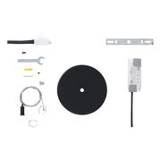 Verschiedene Komponenten eines LED-Lichtschlauch-Sets, darunter ein schwarzer runder Sockel, ein Kabel, ein Schraubenschlüssel und ein Transformator, aus der Vogelperspektive.