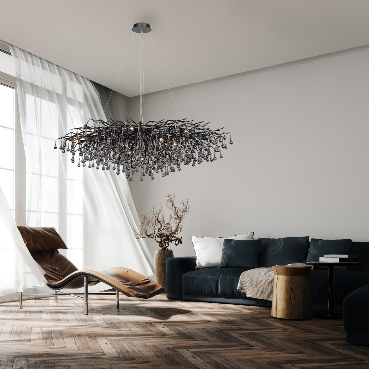 Moderne kroonluchter ICICLE in een stijlvolle woonkamer, van onderaf gezien, met hangende kristallen en warm licht.