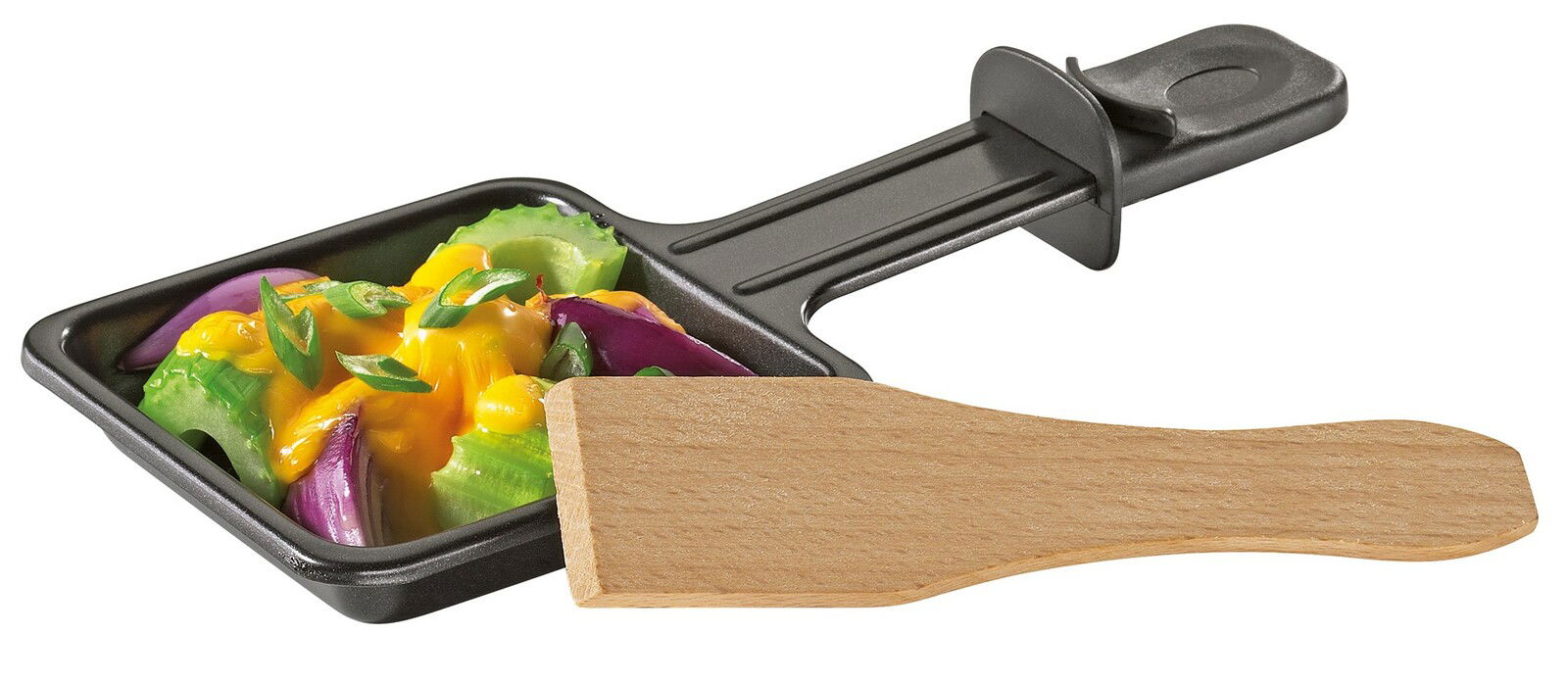 Raclette-Pfännchen mit geschmolzenem Käse und Gemüse, seitliche Perspektive