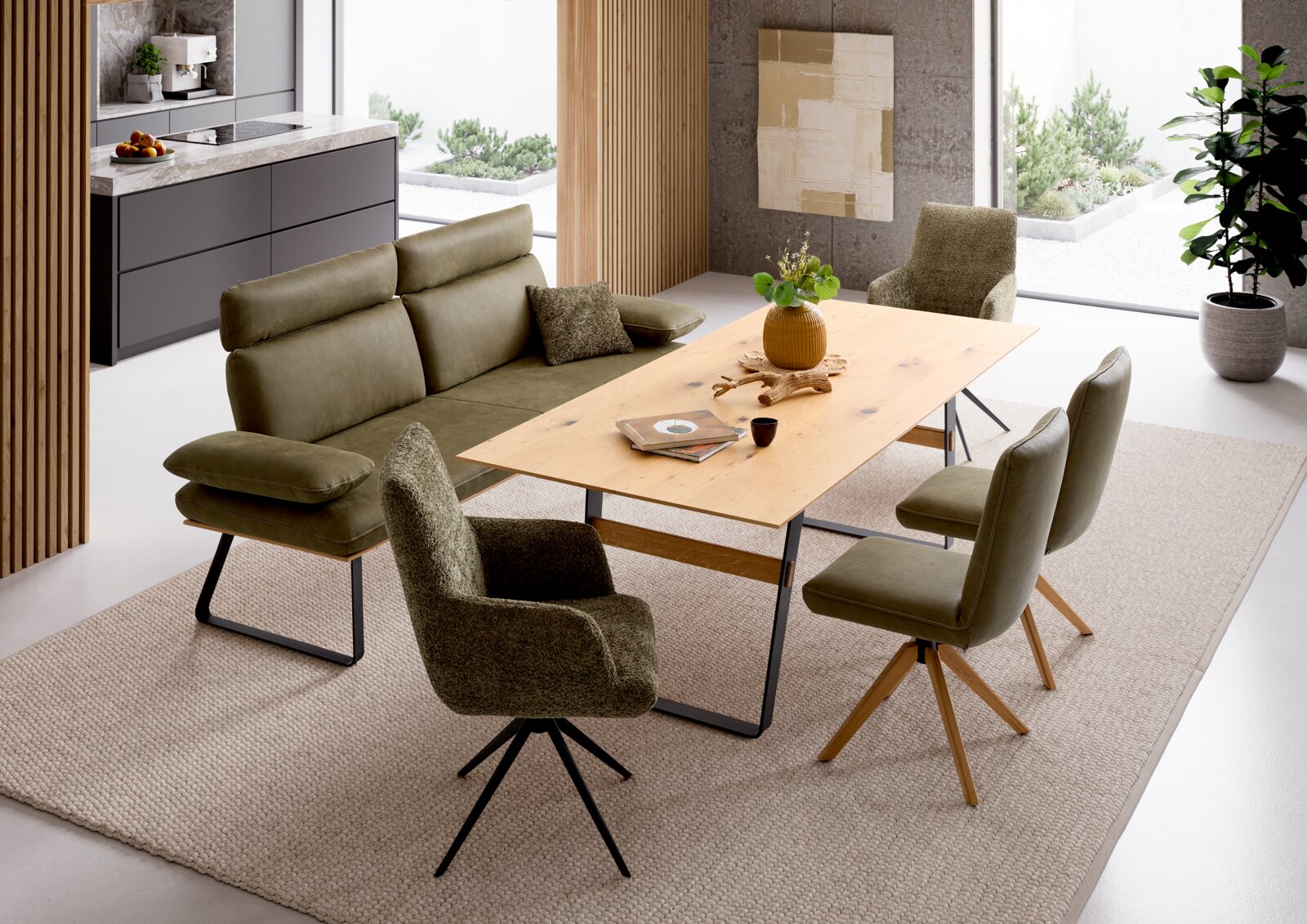 Modernes Esszimmer-Set mit hellem Holztisch und olivgrüner Sitzbank sowie passenden Polsterstühlen auf beigem Teppich, fotografiert aus schräger Perspektive von vorn oben.