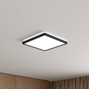 Quadratische, flache LED-Deckenleuchte mit schwarzem Rahmen und diffuser Lichtfläche, an weißer Decke montiert, perspektivische Ansicht schräg von unten