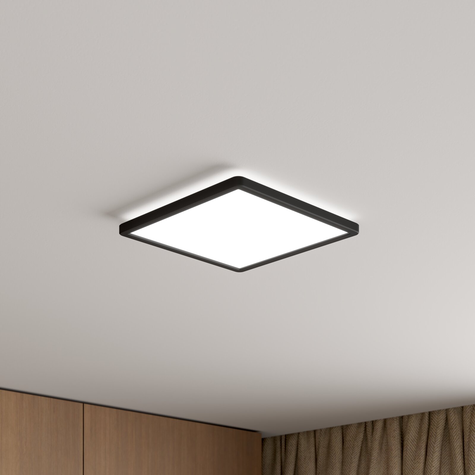 Novel LED-Deckenleuchte DECKENLEUCHTE Quadratische, flache LED-Deckenleuchte mit schwarzem Rahmen und diffuser Lichtfläche, an weißer Decke montiert, perspektivische Ansicht schräg von unten