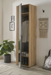 Schmaler Garderobenschrank aus Holz mit geöffneter Spiegeltür, zeigt Innenraum mit Kleiderstange und Schuhablage, seitliche Perspektive.