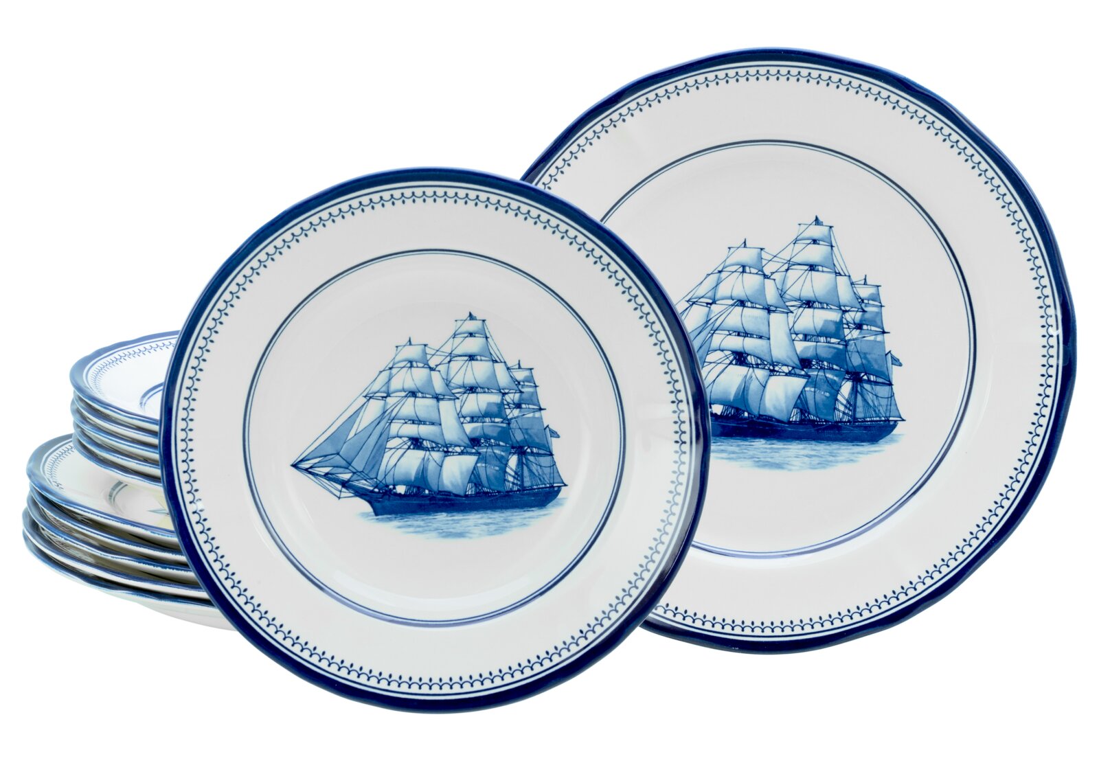 Stapel blauer Porzellanteller mit Segelschiff-Motiv und dekorativem Rand, schräg von vorn in leichter Seitenansicht fotografiert