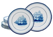 Stapel blauer Porzellanteller mit Segelschiff-Motiv und dekorativem Rand, schräg von vorn in leichter Seitenansicht fotografiert