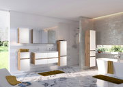 Moderner Hängeschrank in einem stilvollen Badezimmer, seitliche Perspektive
