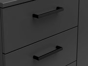 Nahaufnahme einer schwarzen Kommode mit zwei Schubladen und modernen Griffen, seitliche Perspektive