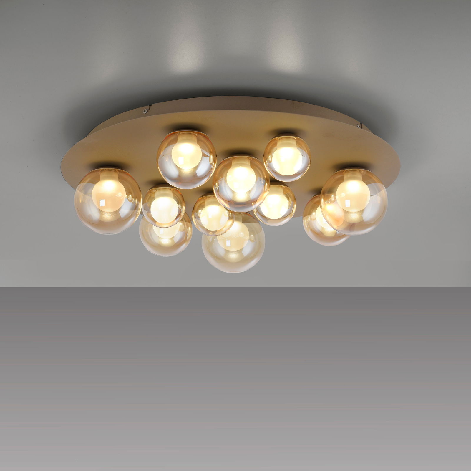 LED-Deckenleuchte mit mehreren kugelförmigen Glühbirnen, von unten betrachtet