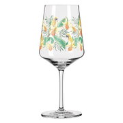 Weinglas mit tropischem Blumen- und Papageienmuster, seitliche Perspektive