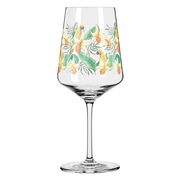 Weinglas mit tropischem Blumen- und Papageienmuster, seitliche Perspektive