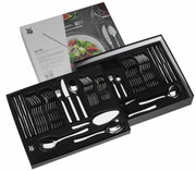 Besteckset Merit 66-teilig in geöffneter Verpackung, von oben fotografiert, mit glänzendem Edelstahlbesteck.