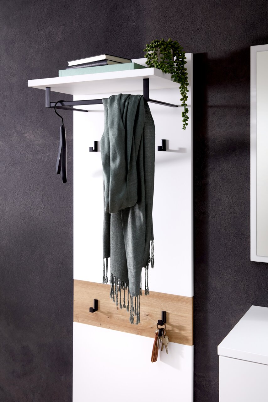 Garderobenpaneel mit Haken und Ablage, seitliche Perspektive