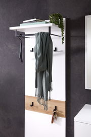 Garderobenpaneel mit Haken und Ablage, seitliche Perspektive