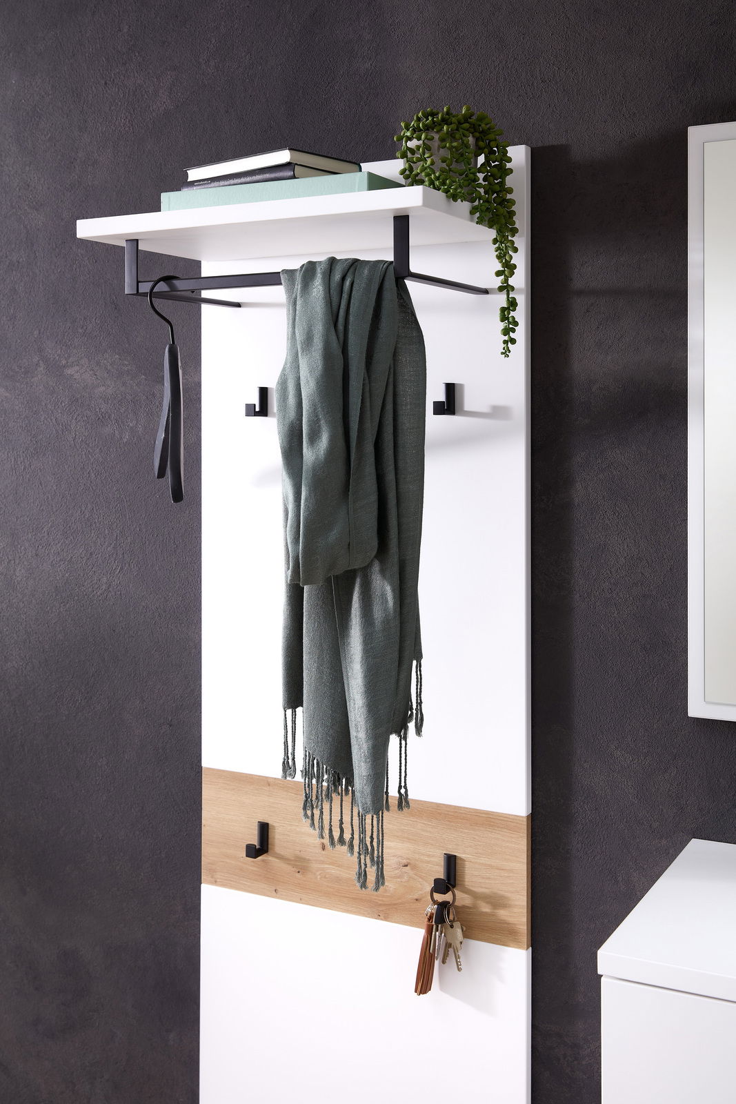 Garderobenpaneel mit Haken und Ablage, seitliche Perspektive