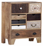 Schubkastenkommode aus Holz mit verschiedenen Schubladenfronten in unterschiedlichen Designs, frontal fotografiert.