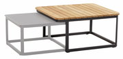 Zwei ineinandergreifende Beistelltische, einer mit einer grauen Metalloberfläche und der andere mit einer Holzlattenoberfläche, aus seitlicher Perspektive.