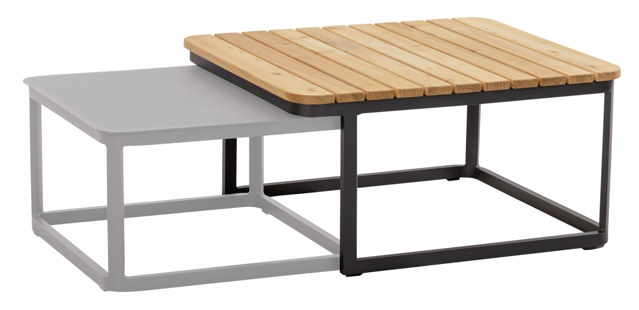 Zwei ineinandergreifende Beistelltische, einer mit einer grauen Metalloberfläche und der andere mit einer Holzlattenoberfläche, aus seitlicher Perspektive.