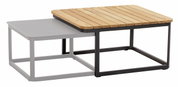 Zwei ineinandergreifende Beistelltische, einer mit einer grauen Metalloberfläche und der andere mit einer Holzlattenoberfläche, aus seitlicher Perspektive.
