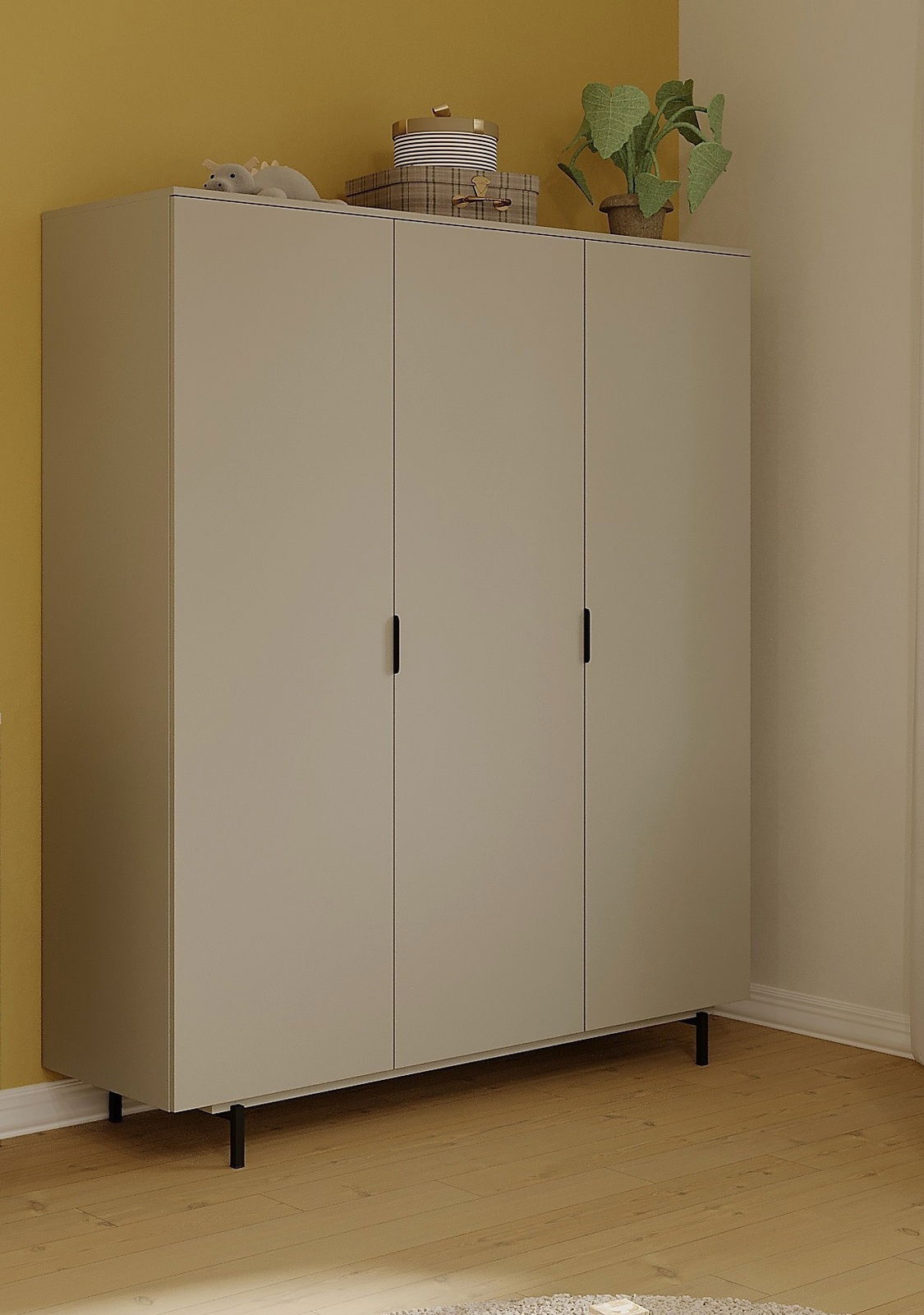 Germania Kleiderschrank TOMINO Moderner dreitüriger Kleiderschrank in Beige mit schwarzen Griffen, seitliche Perspektive, dekoriert mit Pflanzen und Boxen auf der Oberseite.