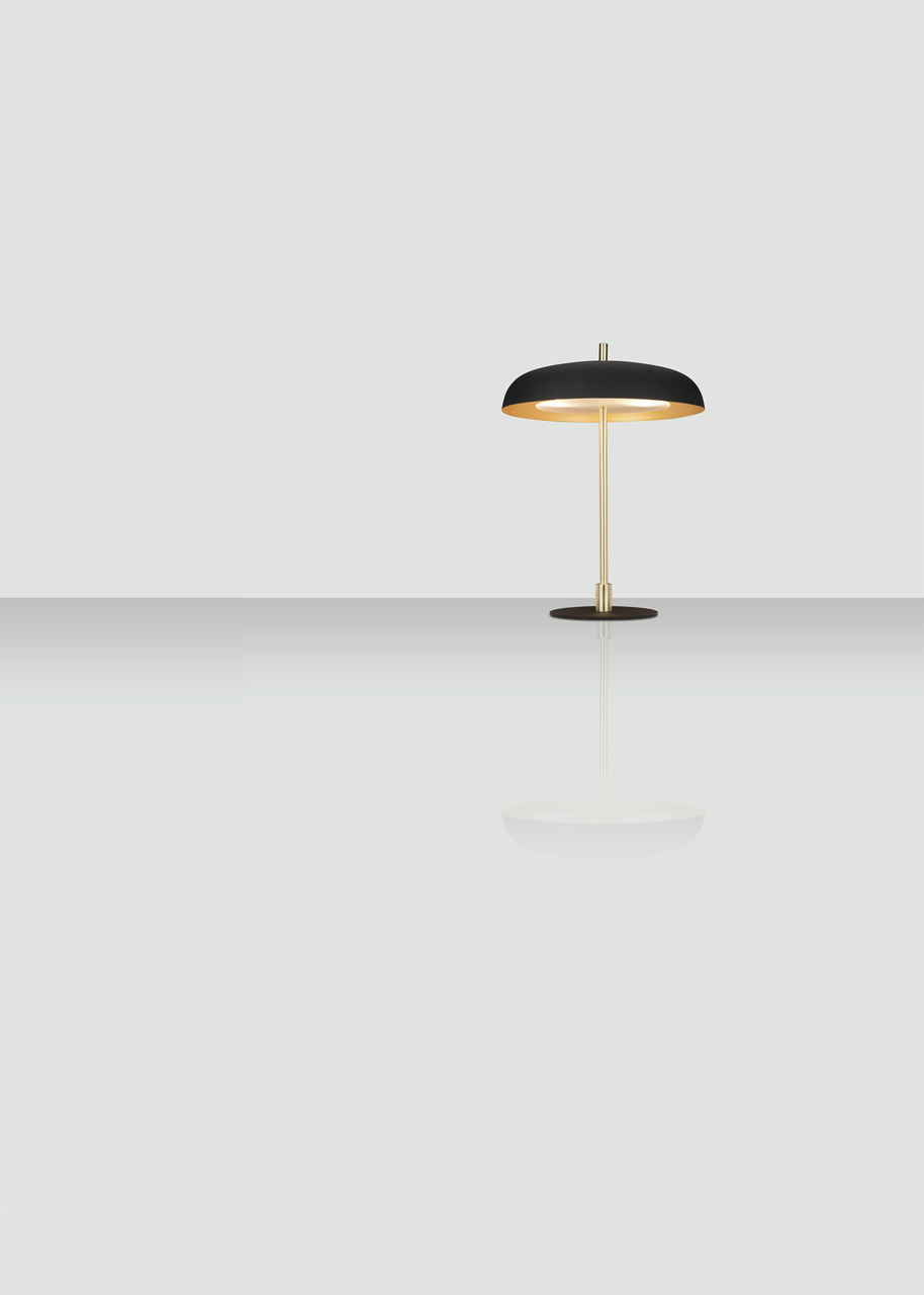 Moderne Tischleuchte mit schwarzem Schirm und goldener Stange, seitliche Perspektive