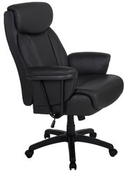 Schwarzer Chefsessel aus Leder mit Armlehnen und Rollen, seitliche Perspektive