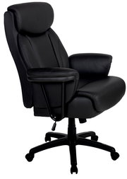 Schwarzer Chefsessel aus Leder mit Armlehnen und Rollen, seitliche Perspektive