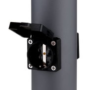 Nahaufnahme einer grauen Außenleuchte mit integrierter Steckdose, seitliche Perspektive