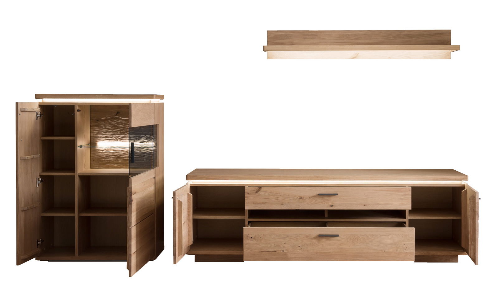 Wohnkombination aus Holz mit Schrank, TV-Bank und Wandregal, frontal betrachtet.