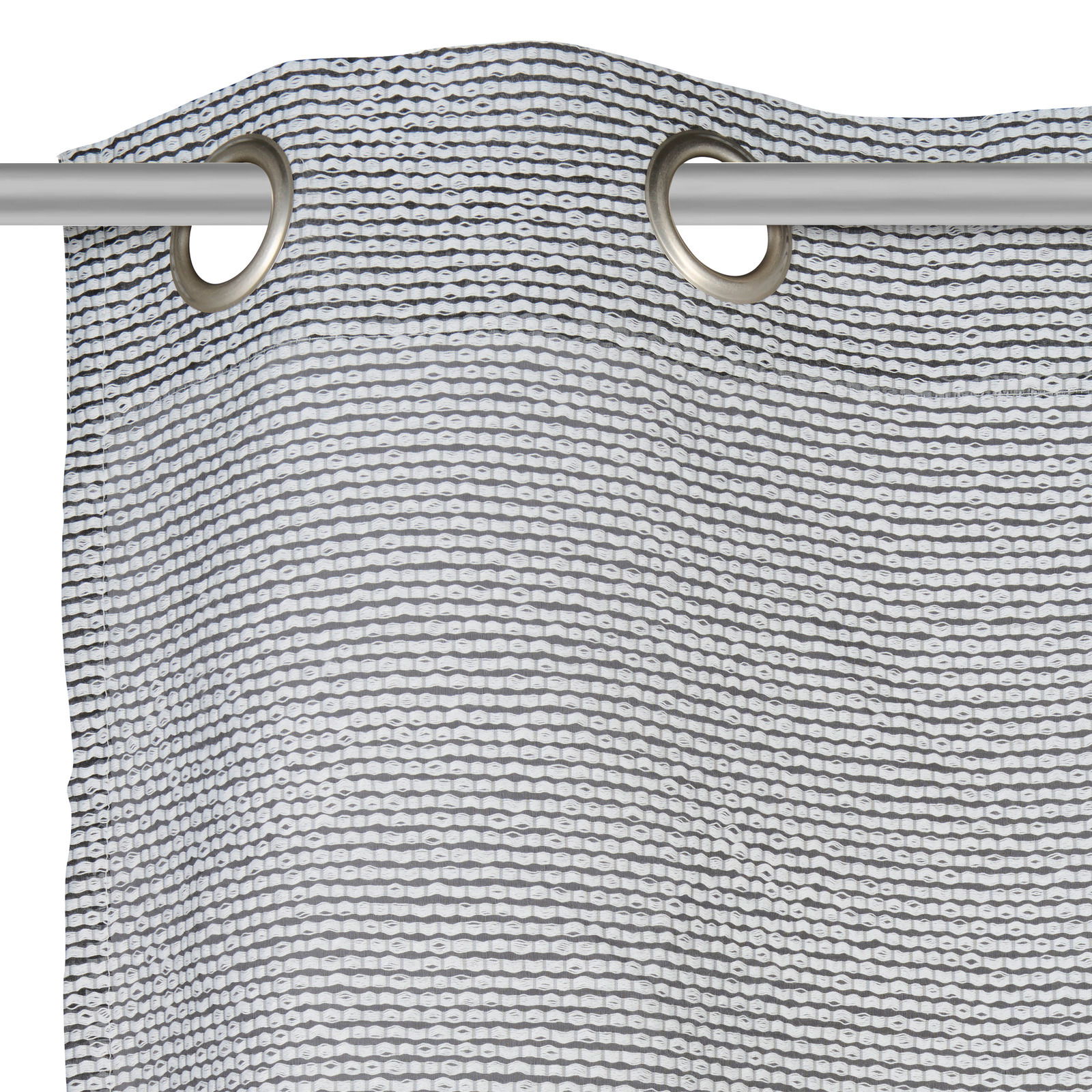 Nahaufnahme eines grauen Ösenschals mit horizontalem Streifenmuster, aufgehängt an einer Gardinenstange.