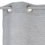 Nahaufnahme eines grauen Ösenschals mit horizontalem Streifenmuster, aufgehängt an einer Gardinenstange.