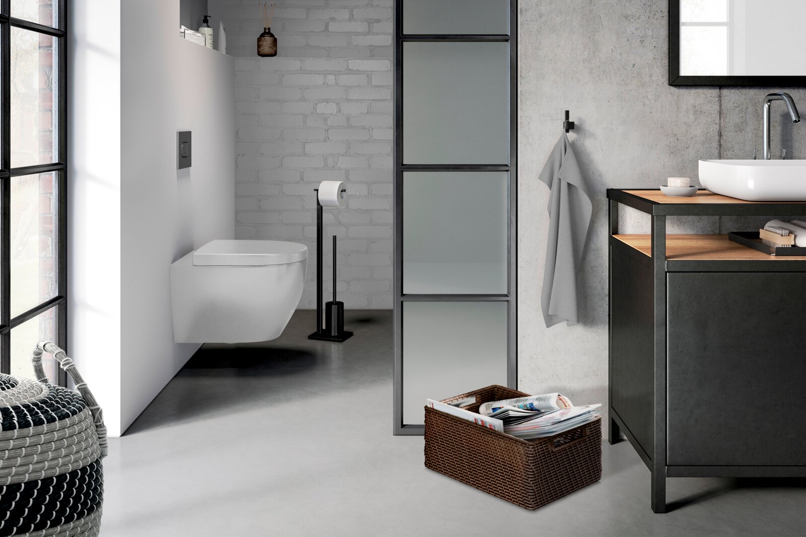 Modernes Badezimmer mit wandhängendem weißen WC, schwarzem Toilettenpapierständer und Waschtisch mit Aufsatzbecken seitliche Perspektive mit Blick von links in den Raum.