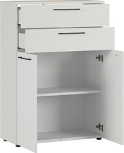 Weißer Aktenschrank mit zwei offenen Schubladen und einer geöffneten Tür, seitliche Perspektive