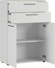 Weißer Aktenschrank mit zwei offenen Schubladen und einer geöffneten Tür, seitliche Perspektive