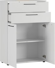 Weißer Aktenschrank mit zwei offenen Schubladen und einer geöffneten Tür, seitliche Perspektive