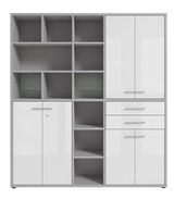 Moderner, hoher Aktenschrank mit weißen Hochglanztüren und offenen Regalfächern, Frontalansicht.
