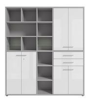 Moderner, hoher Aktenschrank mit weißen Hochglanztüren und offenen Regalfächern, Frontalansicht.