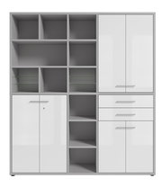 Moderner, hoher Aktenschrank mit weißen Hochglanztüren und offenen Regalfächern, Frontalansicht.