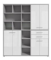 Moderne, hoge archiefkast met witte hoogglansdeuren en open legplanken, gezien van voren.
