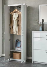 Moderner weißer Garderobenschrank mit geöffneter Tür, zeigt hängenden Mantel und Schal, sowie Ablagefächer mit Tasche und Box, seitliche Perspektive.
