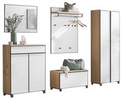 Modernes Garderoben-Set für den Flur mit Schrank, Schuhbank, Kommode und Wandpaneel in Eiche-Optik und weißen Fronten, gezeigt in frontaler Ansicht mit leichter Seitenperspektive.