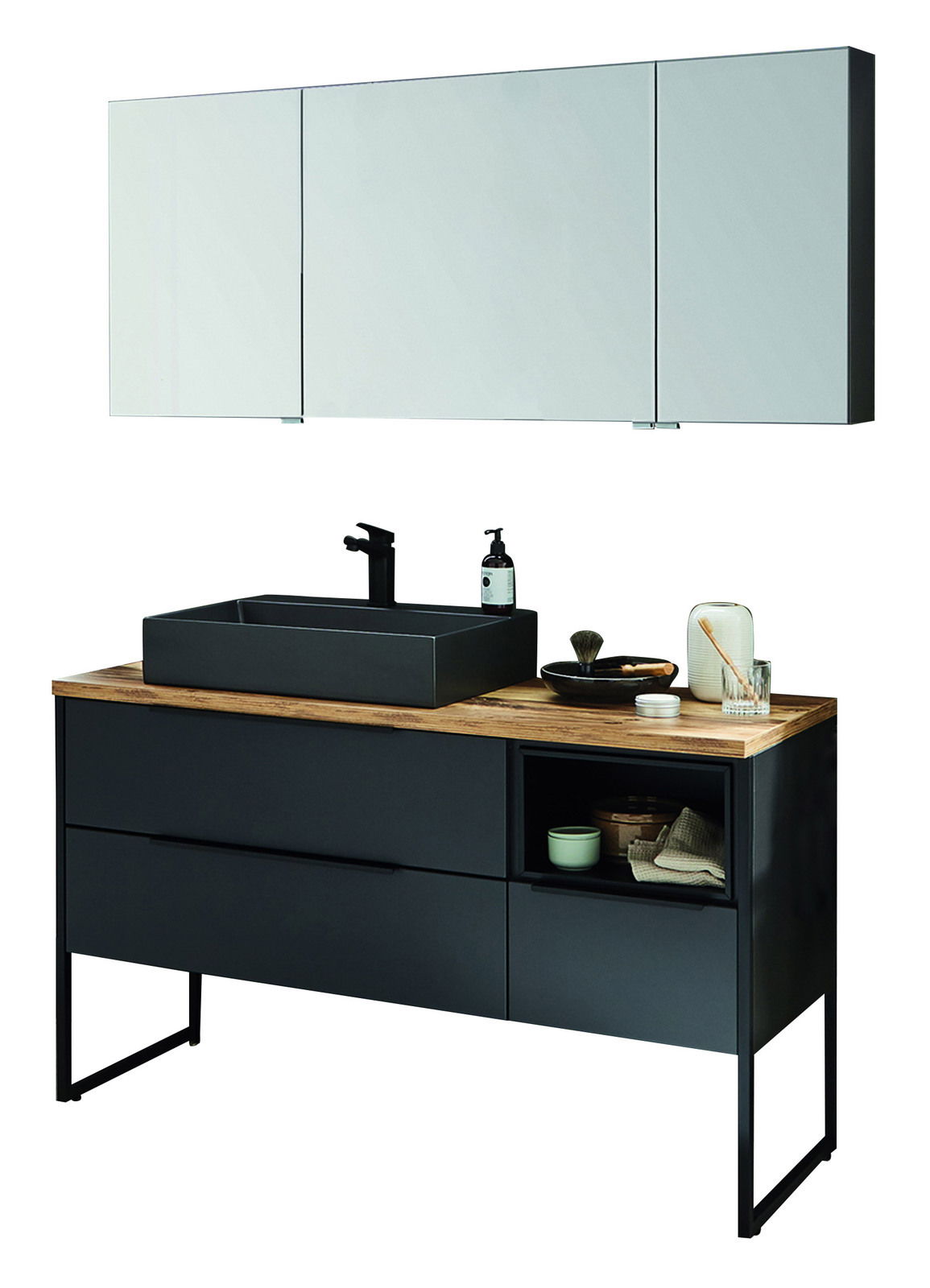 Moderne Badkombination mit schwarzem Waschbecken, Holzarbeitsplatte und Spiegeln, aus frontaler Perspektive.