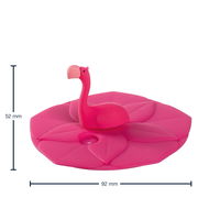 Flamingo-förmiger Deckel eines Kindertrinksets, von oben betrachtet, mit rosa Blütenblatt-Design.