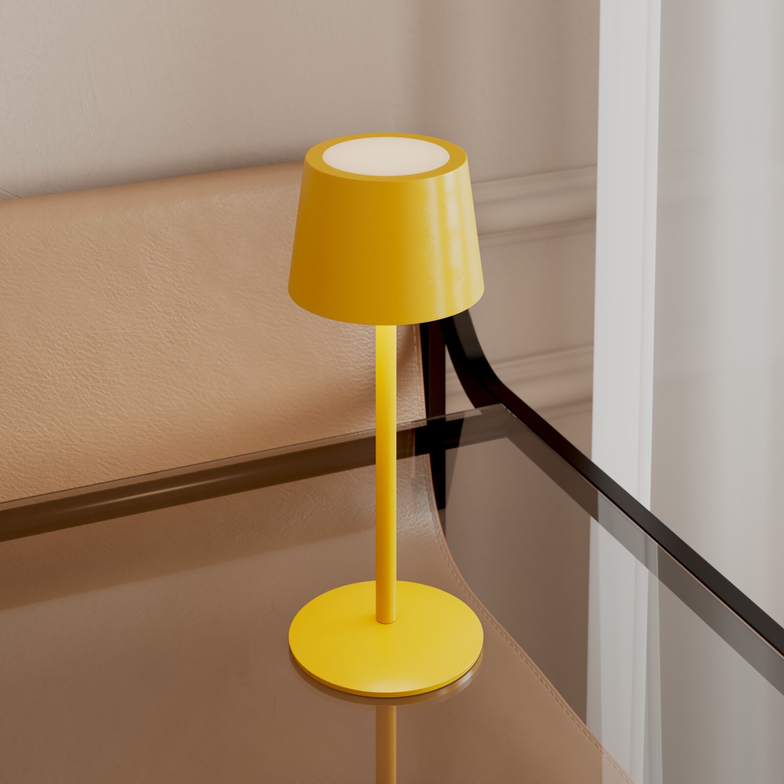 Gelbe, moderne Tischlampe mit konischem Schirm und rundem Fuß auf einem Glastisch neben einem beigen Sofa, aufgenommen aus leicht erhöhter schräger Perspektive