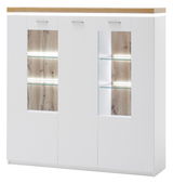 Frontansicht eines modernen XL-Highboards mit weißem Korpus, Holzakzenten und Glaseinsätzen mit Beleuchtung.