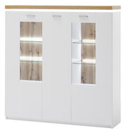 Frontansicht eines modernen XL-Highboards mit weißem Korpus, Holzakzenten und Glaseinsätzen mit Beleuchtung.