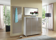 Moderner Eingangsbereich mit Garderobenpaneel, Spiegel und Schuhschrank in heller, eleganter Optik. Frontalansicht.