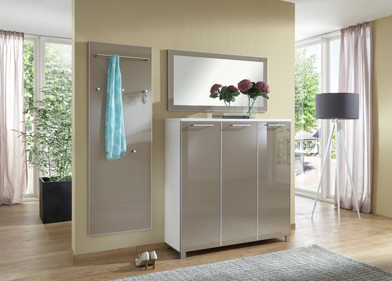 Moderner Eingangsbereich mit Garderobenpaneel, Spiegel und Schuhschrank in heller, eleganter Optik. Frontalansicht.